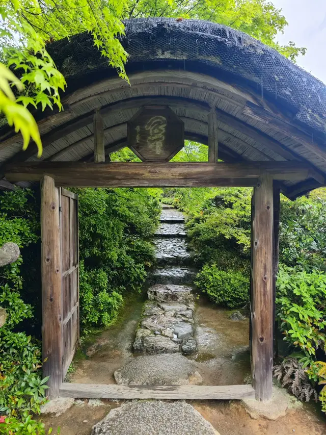 茅草圆顶门框出雨后石阶路