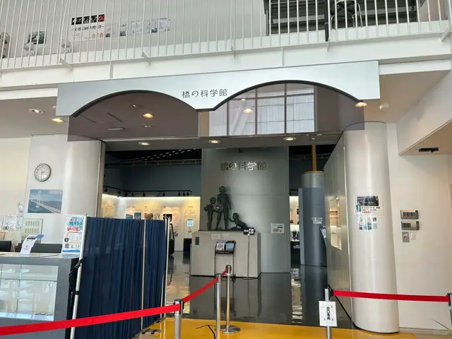 展馆入口与大厅雕塑