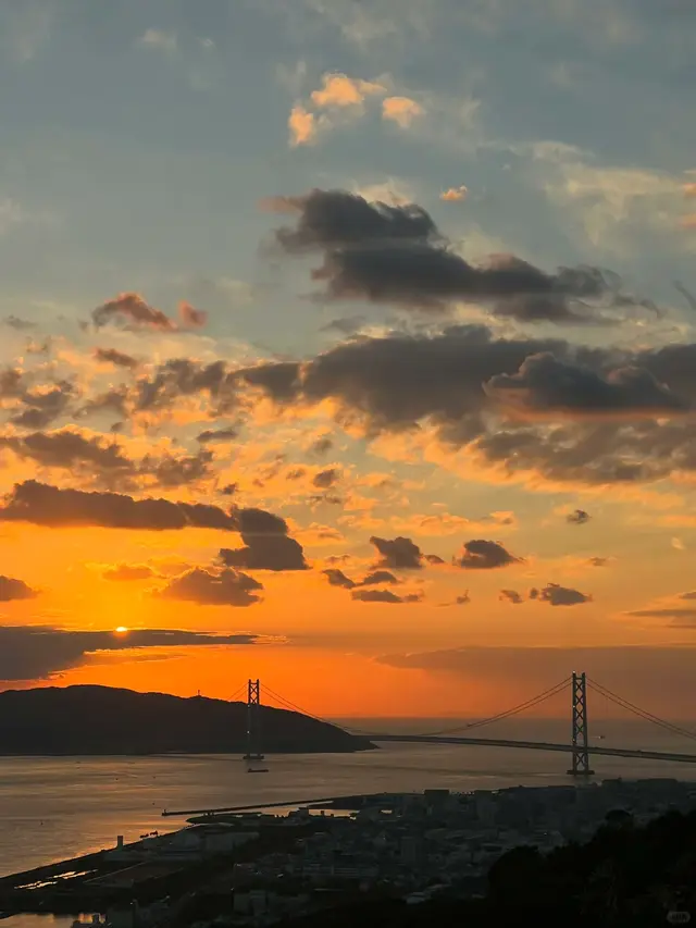 山顶看日落，明石海峡大桥剪影
