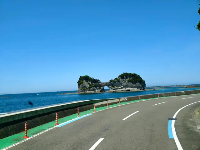 海边公路看圆月岛