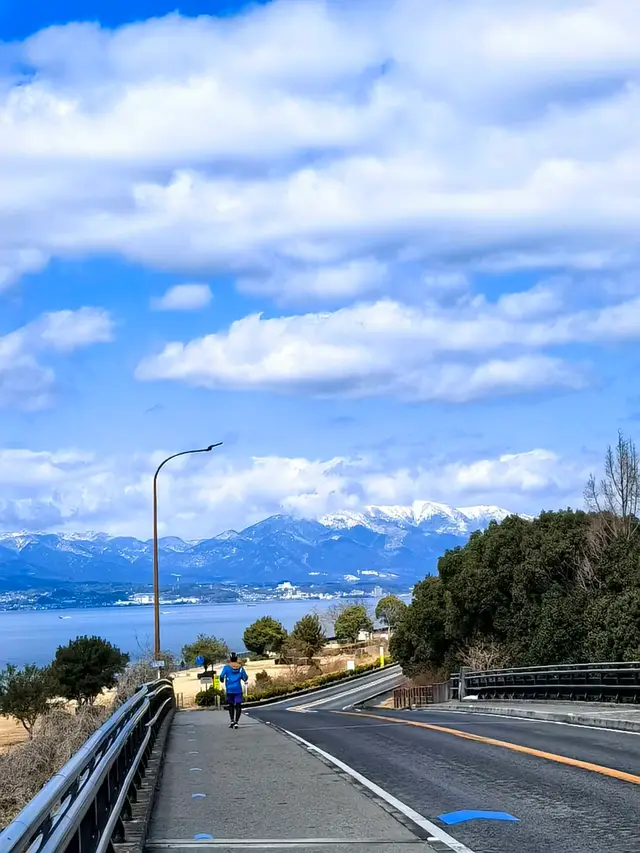沿湖的道路和步道，湖与雪山就在一旁