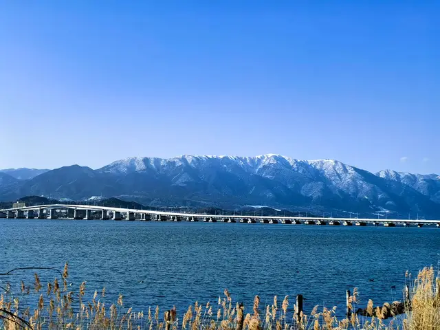 琵琶湖大桥横跨湖面，背后比良山
