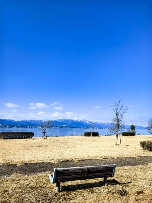 沿线的湖畔公园长椅，人很少