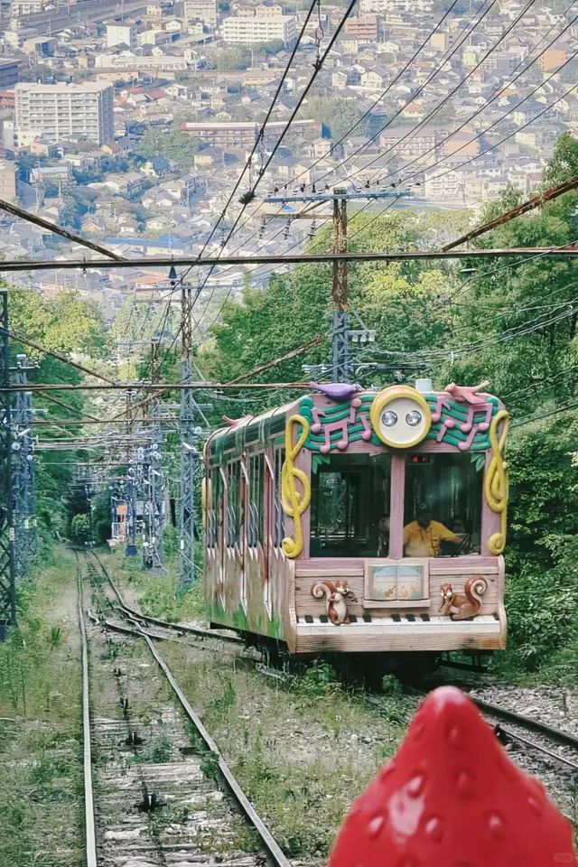 山上线钢琴造型缆车，前景是蛋糕车的草莓装饰