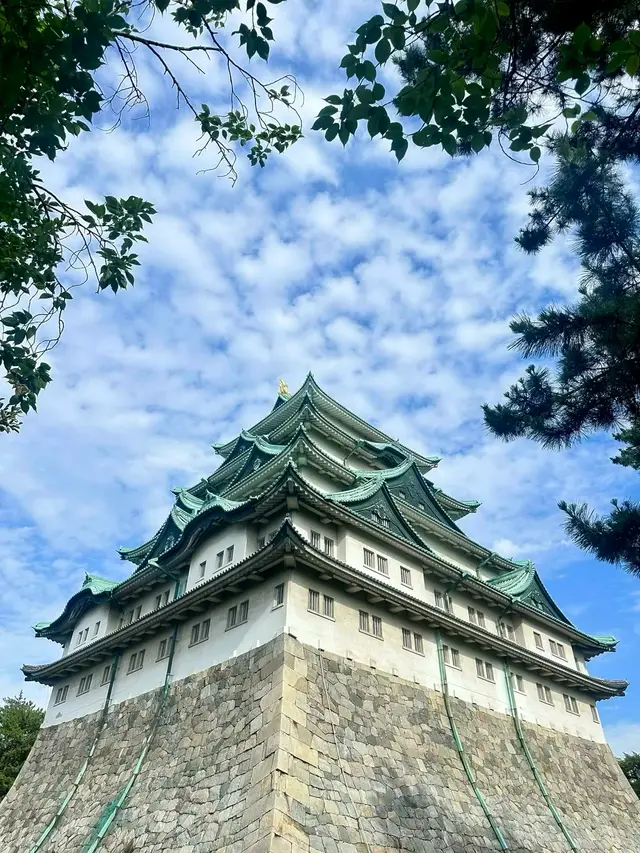 仰拍天守与巨石城墙