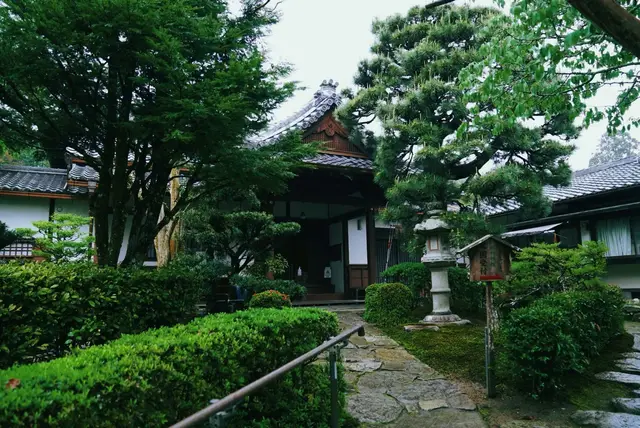 旧竹林院入口：石板路、石灯笼与主屋