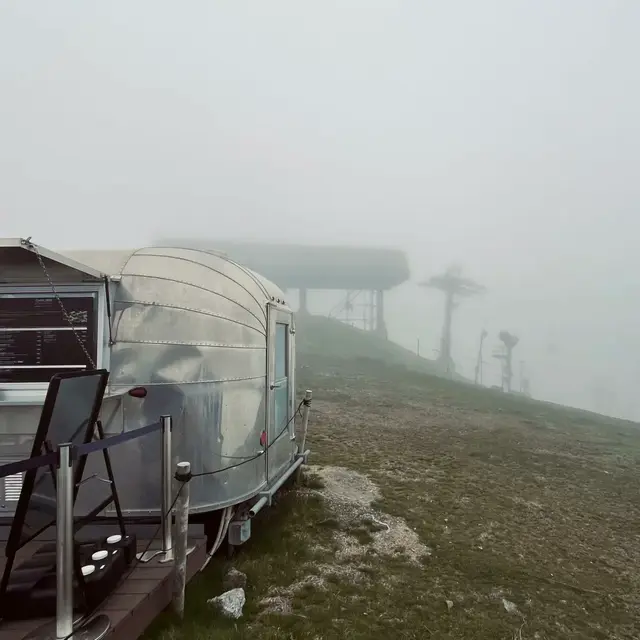 Café 360 的银色 Airstream 拖车咖啡站（雾天）