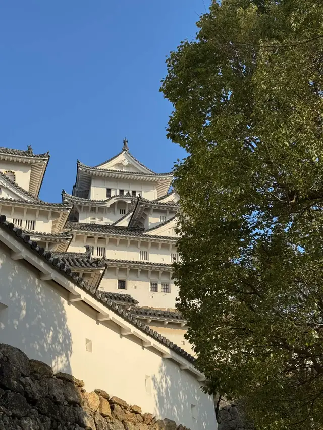 白墙瓦顶后层层叠起的天守