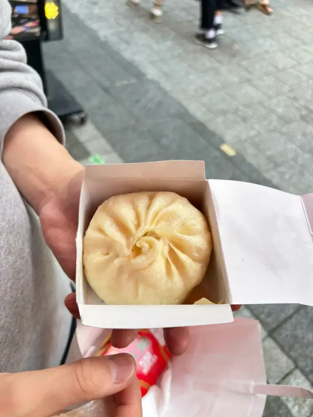 街边买的肉包，纸盒装