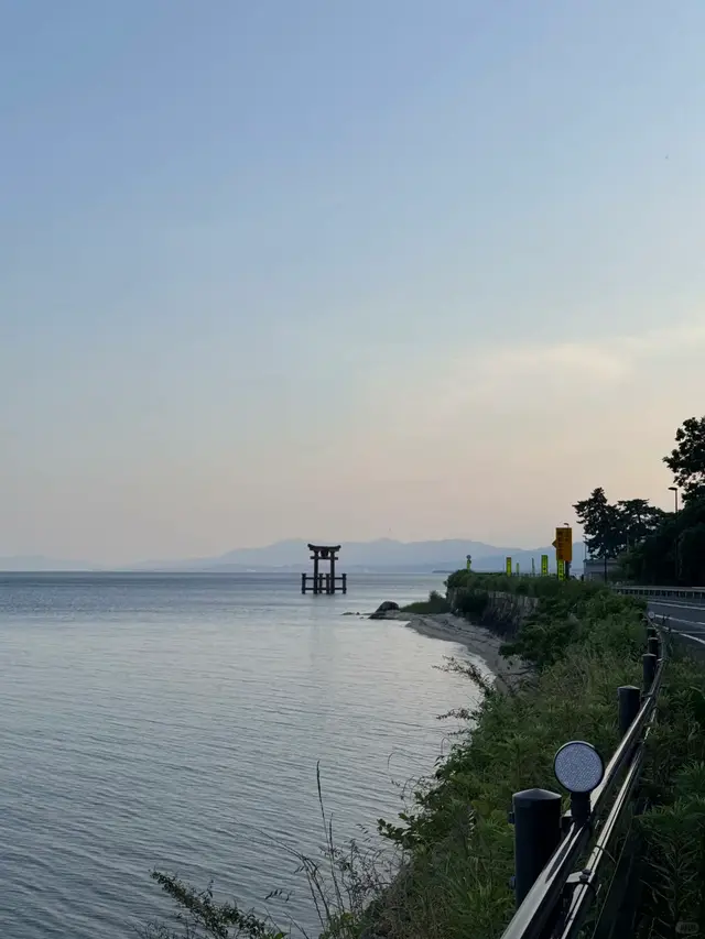 沿湖岸公路远眺，鸟居立在琵琶湖中