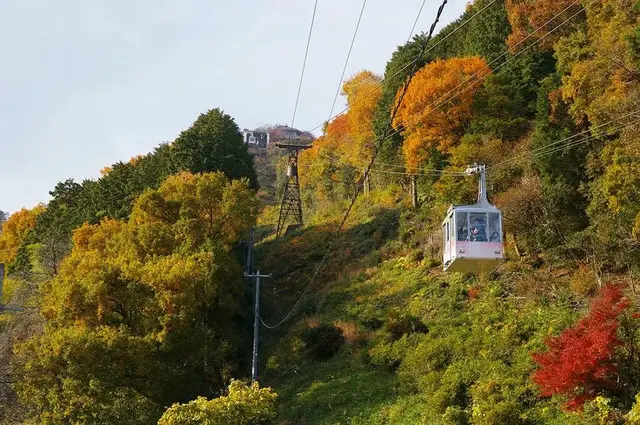 八幡山缆车在秋色山坡上行