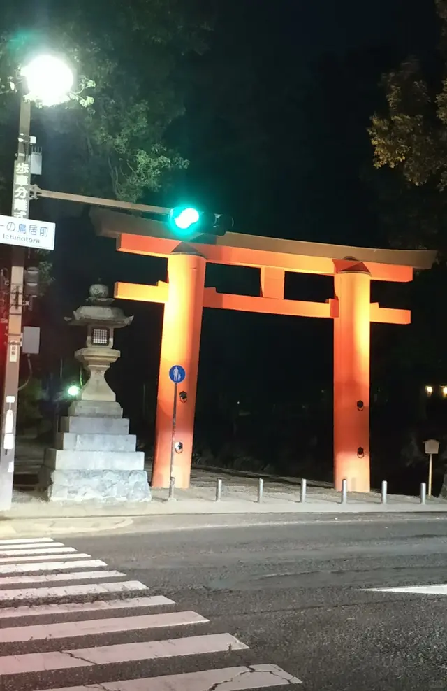 夜间点亮的一之鸟居与石灯笼