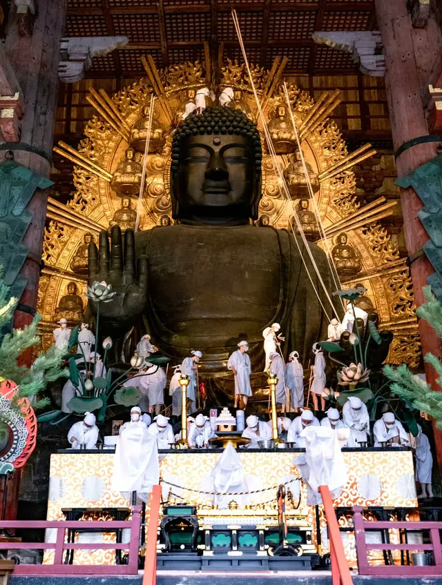卢舍那大佛正面与金色背光（拭灰仪式中）