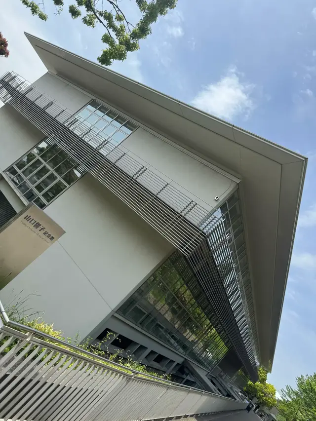 星巴克所在的校园建筑外观（斜拍）