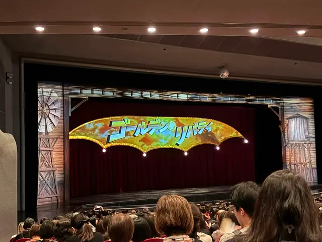 从观众席看舞台，开演前的幕布和布景