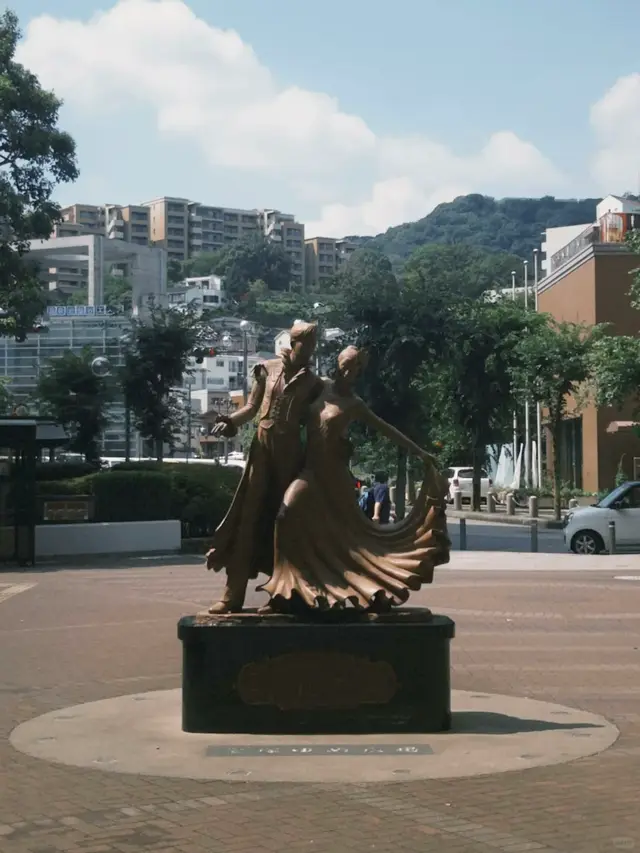宝冢梦广场的双人舞者铜像，背后是山和街区