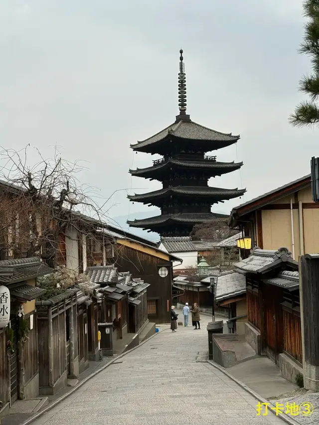 八坂通石板路尽头的八坂塔