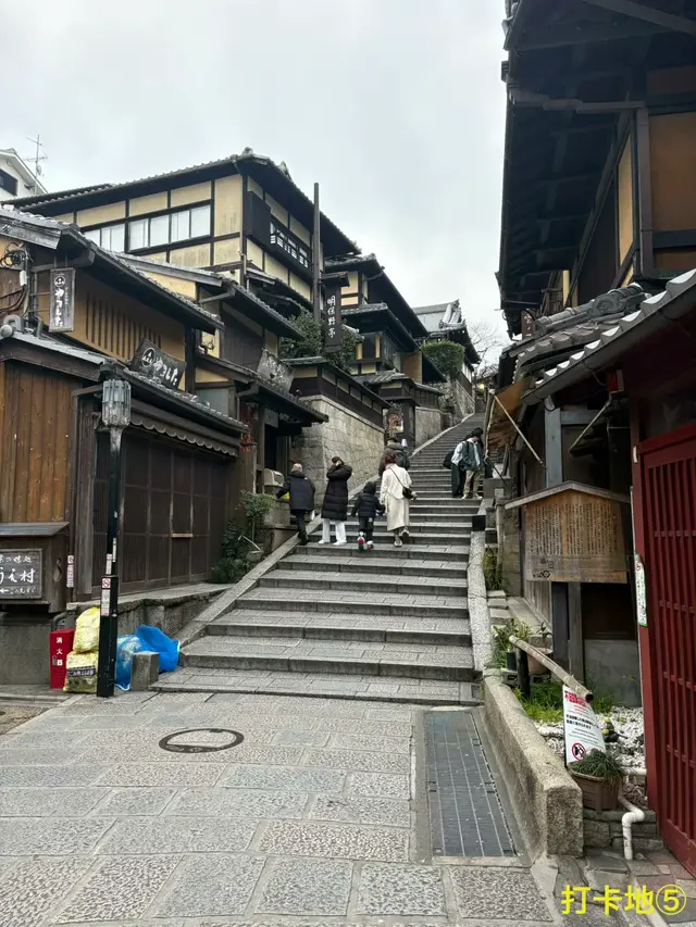 三年坂（产宁坂）石阶和两侧老木屋