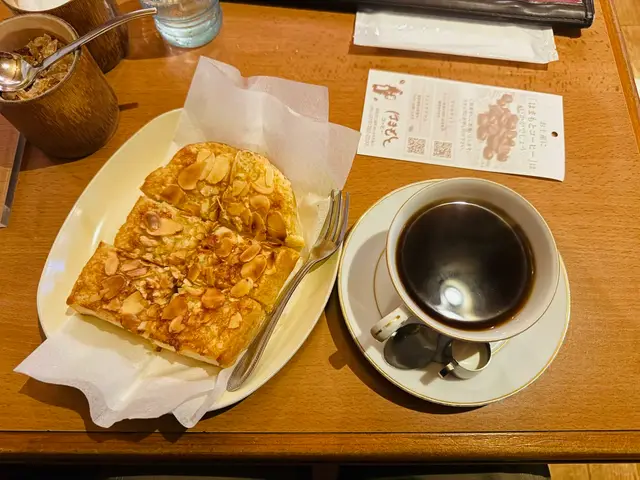 招牌杏仁吐司配黑咖啡