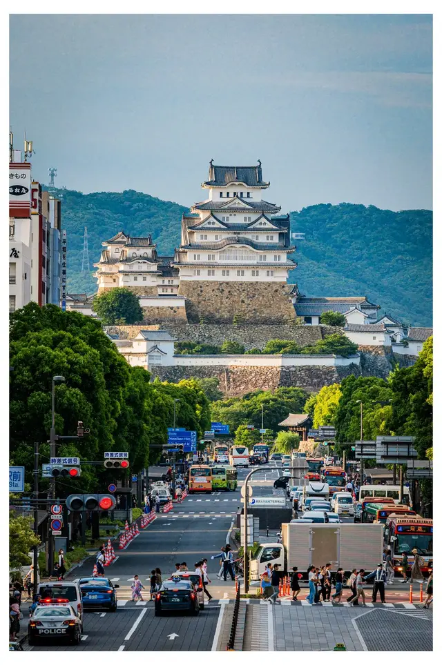 长焦从车站望姬路城，街道车流