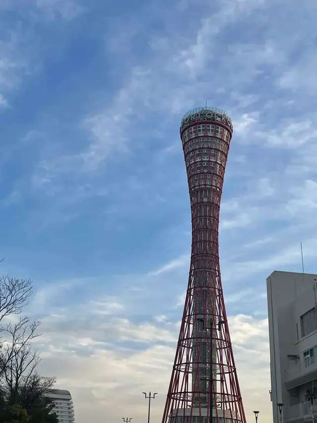 红色网格状的神户塔