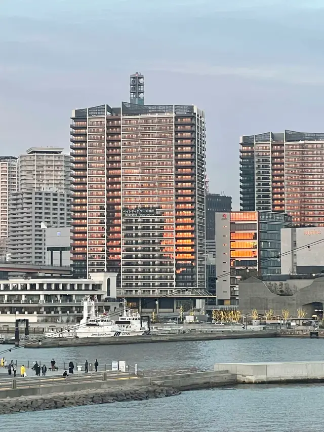 从公园望港湾对岸，海边步道和海上保安厅船